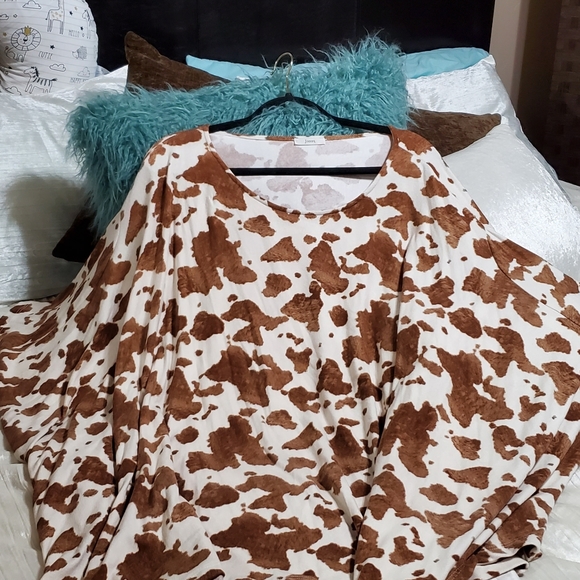 JODIFL Tops - Womens OS  cow print poncho